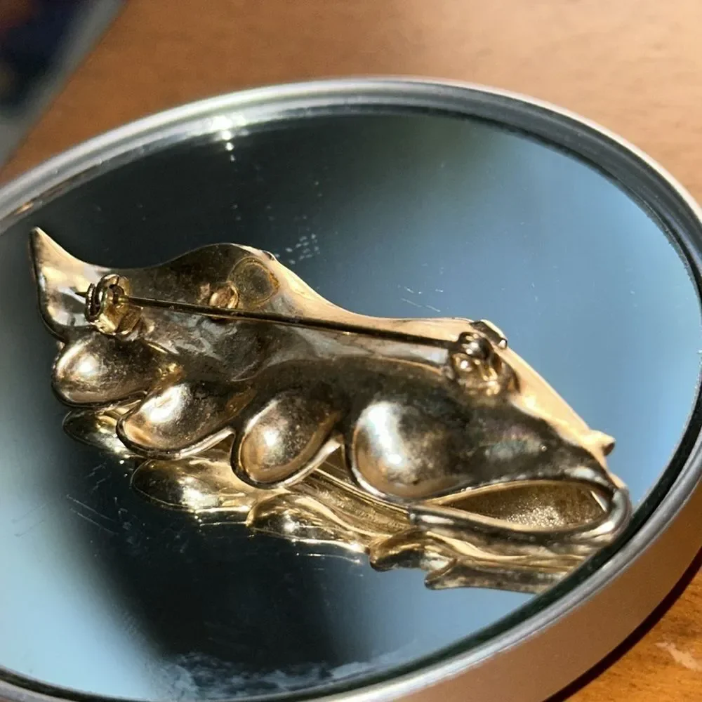 Vintage Gold Tone Leaf Brooch with Pearl‎ Accent